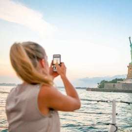 Cidade de Nova York: Estátua da Liberdade e Ellis Island com balsa