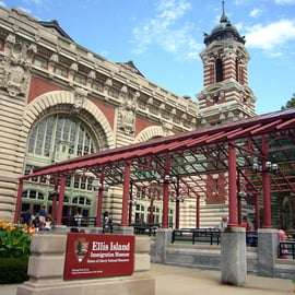 Cidade de Nova York: Estátua da Liberdade e Ellis Island com balsa