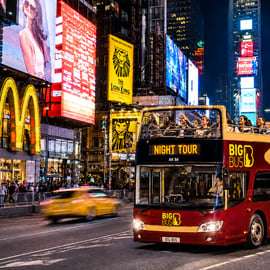 NYC: excursão noturna turística em ônibus aberto com guia ao vivo
