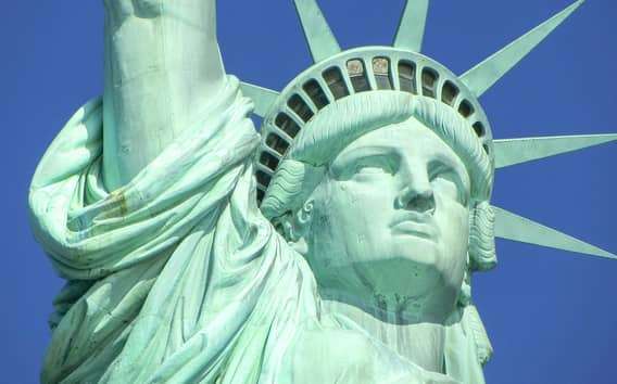 Cidade de Nova York: Estátua da Liberdade e Ellis Island com balsa