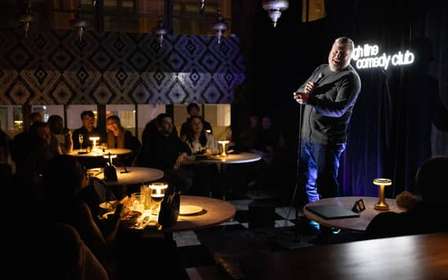 NYC: Stand-up comedy com uma rodada gratuita de minigolfe
