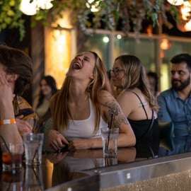 NYC: Stand-up comedy com uma rodada gratuita de minigolfe