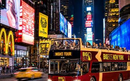NYC: excursão noturna turística em ônibus aberto com guia ao vivo