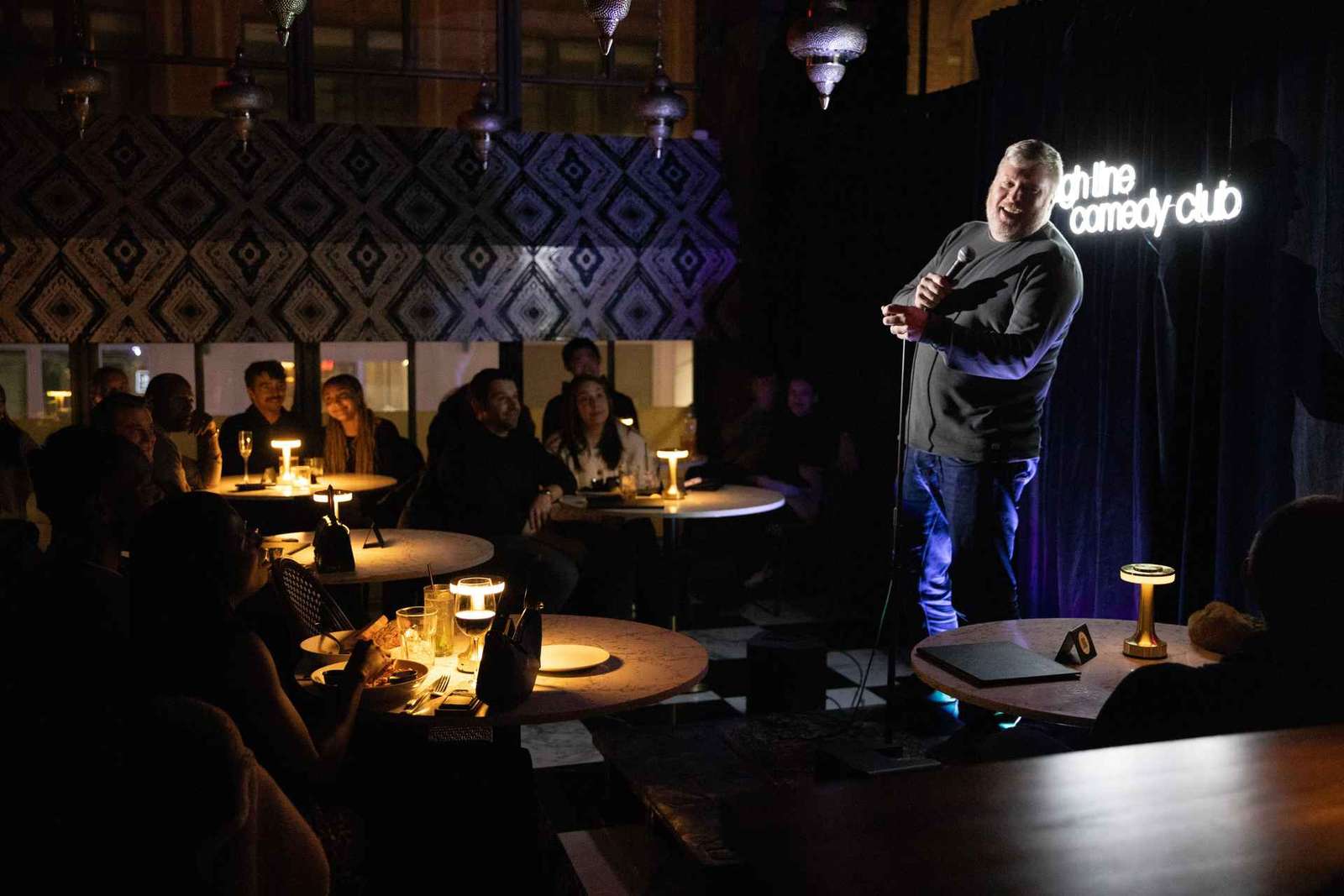 NYC: Stand-up comedy com uma rodada gratuita de minigolfe