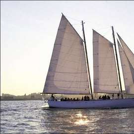 NOVA IORQUE: Vela ao pôr do sol a bordo da escuna Adirondack
