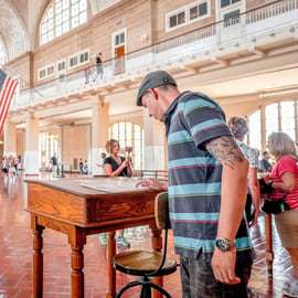 Cidade de Nova York: Estátua da Liberdade e Ellis Island com balsa