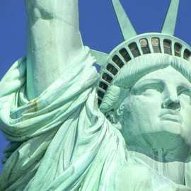 Cidade de Nova York: Estátua da Liberdade e Ellis Island com balsa