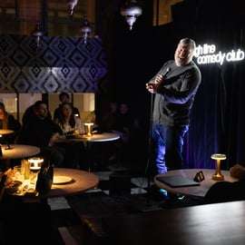 NYC: Stand-up comedy com uma rodada gratuita de minigolfe