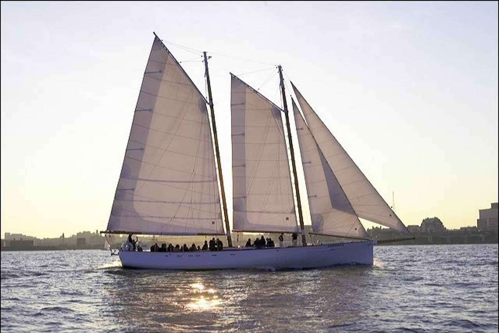 NOVA IORQUE: Vela ao pôr do sol a bordo da escuna Adirondack