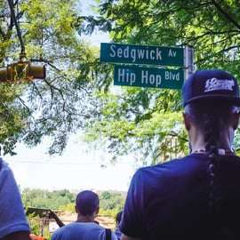 Excursão de ônibus pelo local de nascimento do Hip Hop